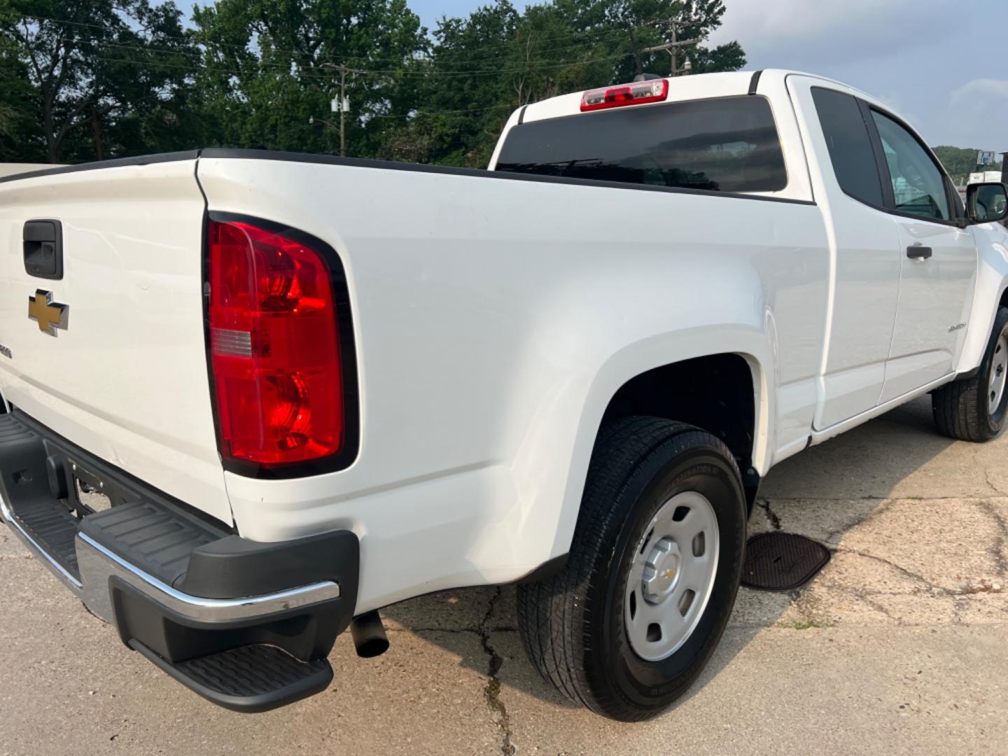 2016 White /Gray Chevrolet Colorado (1GCHSBEA7G1) with an 2.5L 4Cylinder engine, Automatic transmission, located at 4520 Airline Hwy, Baton Rouge, LA, 70805, (225) 357-1497, 30.509325, -91.145432 - 2016 Chevrolet Colorado Ext Cab **One Owner & No Accidents** 2.5L 4 Cylinder Gas, 151K Miles, Power Windows & Locks, Cold A/C, Good Work Truck. FOR INFO PLEASE CONTACT JEFF AT 225 357-1497 CHECK OUT OUR A+ RATING WITH THE BETTER BUSINESS BUREAU WE HAVE BEEN A FAMILY OWNED AND OPERATED BUSINESS AT - Photo#5